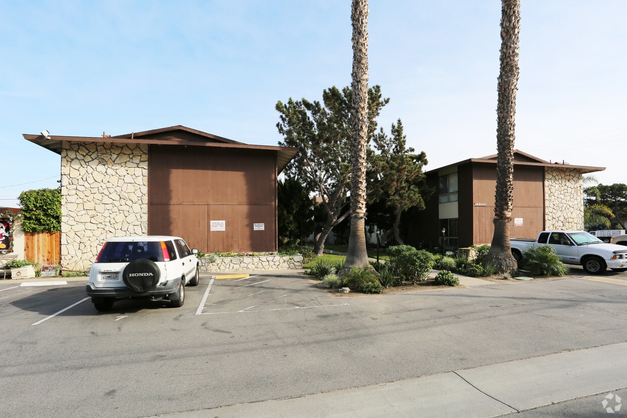 Primary Photo - Vista Del Sol Apartments