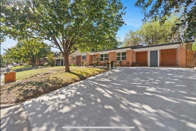Building Photo - 2316 Hermanson Dr