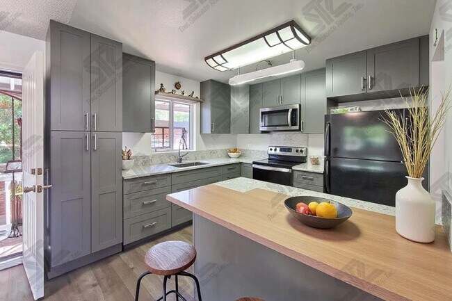 Foto del edificio - 3BR / 2Bath / 3Pkg - Home in Aiea!