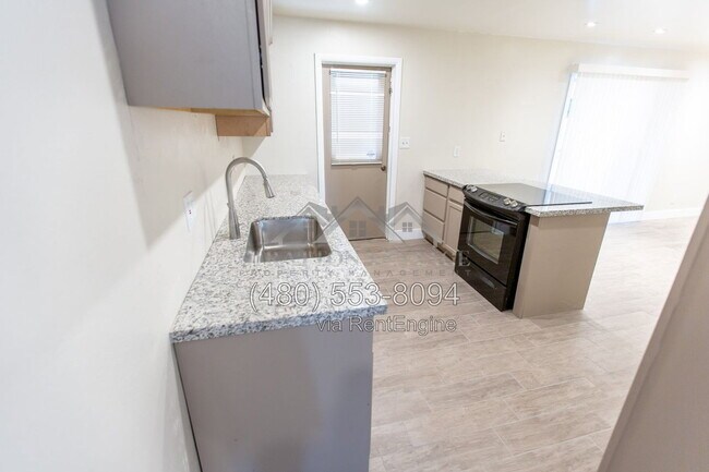 Building Photo - 2533 E Blanche Dr