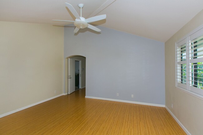 Foto del edificio - BACK ON MARKET**Single level spacious home...