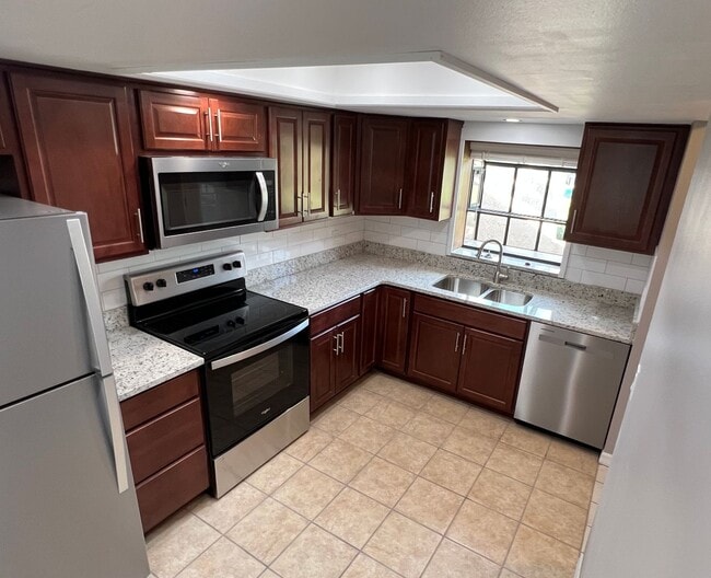 Building Photo - Updated & Remodeled 2/2 Townhouse in Kissi...