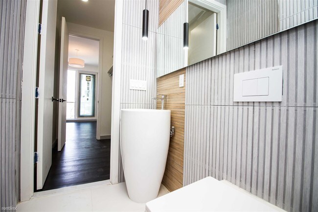 Building Photo - 3 br, 1.5 bath Apartment - 227 Winthrop St