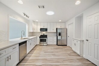 Building Photo - 914 Coachlight Dr