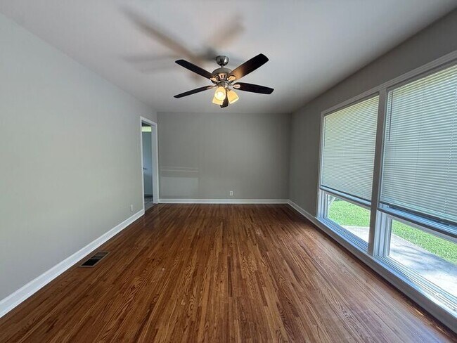Foto del edificio - Lovely and Spacious Home in South Nashville - Garage and Fenced in Yard