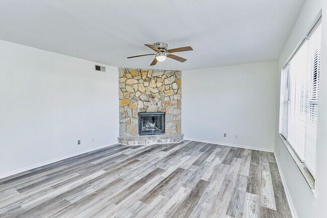 Building Photo - 6 Birchview St