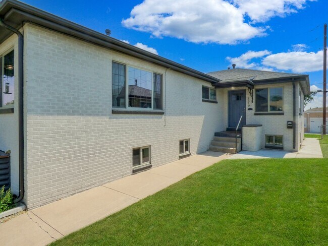 Building Photo - SLOAN'S LAKE: 2-BEDROOM 1 BATH WITH HIGH-E...