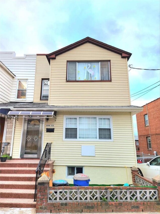 Foto principal - 2 bedroom in Ozone Park NY 11417