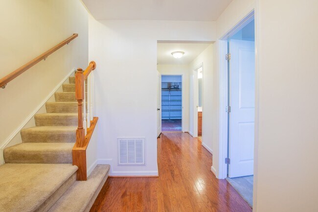 Building Photo - Amazing 5 BR/4.5 BA Townhome in Greenbelt!