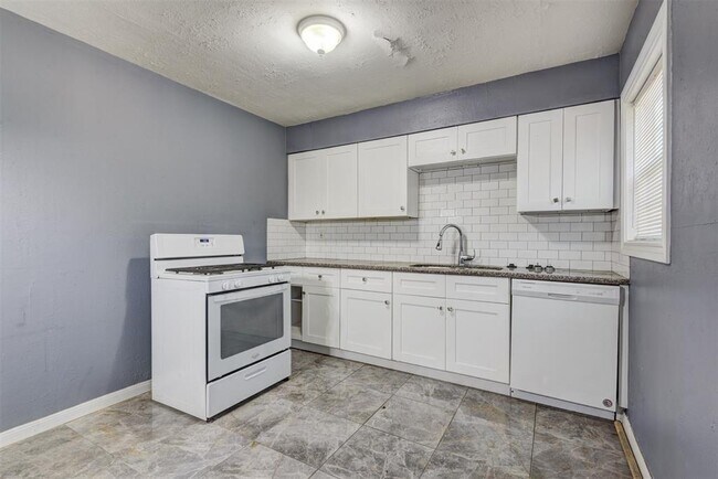 Building Photo - 9506 Sierra Dr