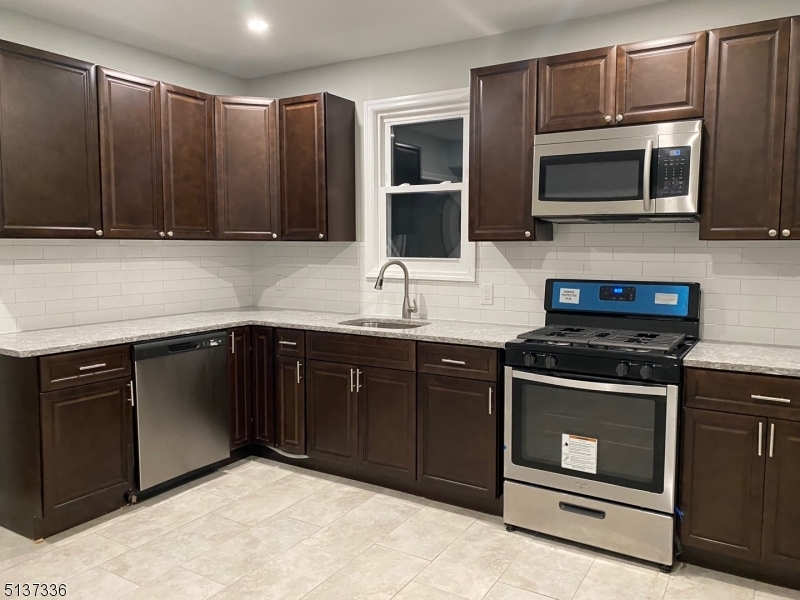 Foto principal - 1017 Stuyvesant Ave