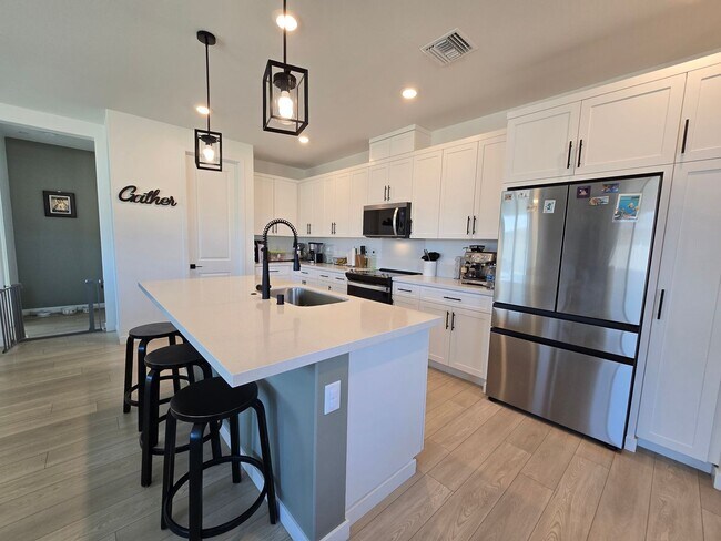 Foto del edificio - 3336 Emerald Ln