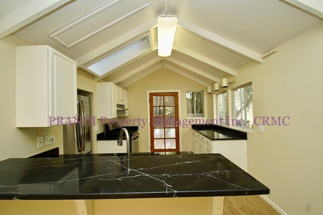 Foto del edificio - Delightful and Spacious 1Br in Triplex Clo...