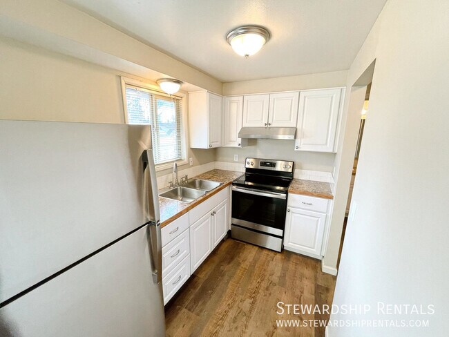 Building Photo - 1429 W Broadway