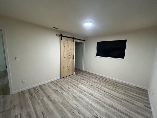 Foto del edificio - 3021 Farris Ave