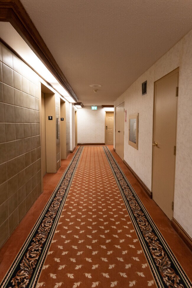 Photo du bâtiment - 2 Bedroom + 2 Bathroom Condo for Rent – Downtown London