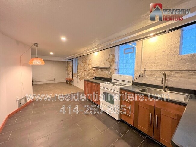 Building Photo - 2867 N Weil St