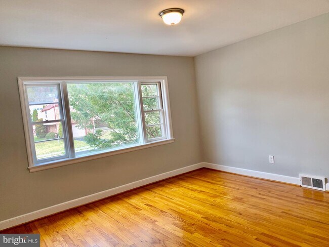 Building Photo - 913 Brighton Ave