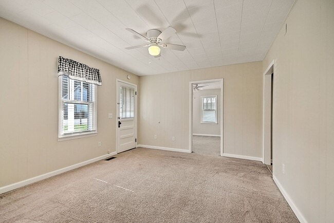 Building Photo - 1050 Delawana St