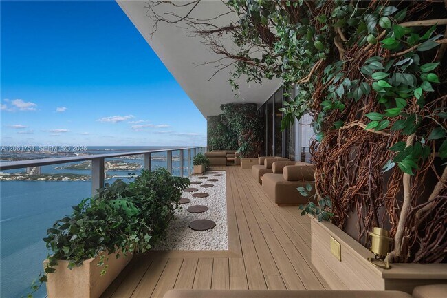 Foto del edificio - 700 NE 24th St