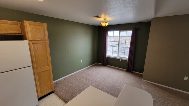 Dining area - 3002 W Elizabeth St