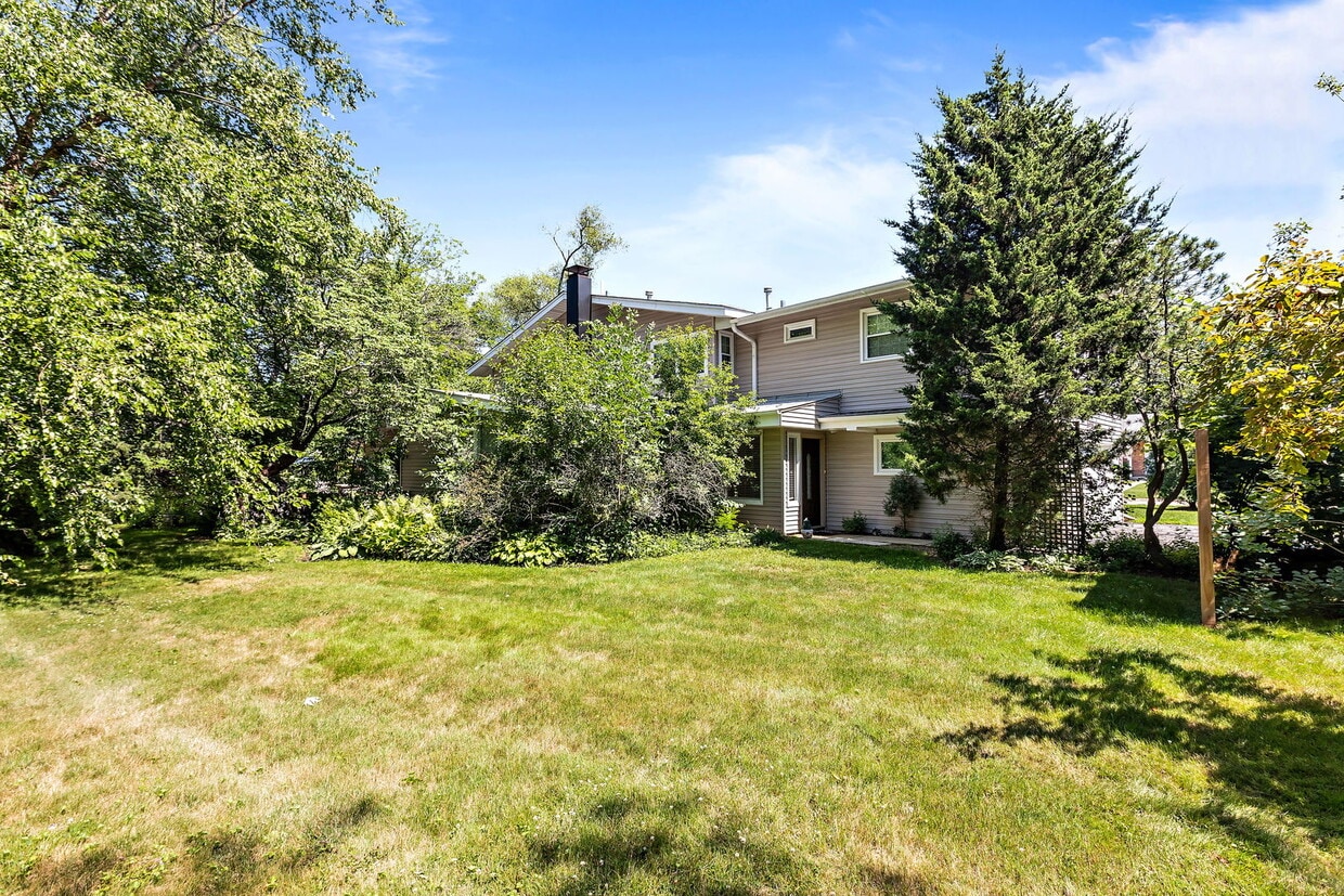 Primary Photo - 1717 N Happ Rd