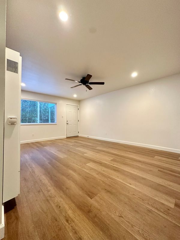 Foto del edificio - 443 E L St