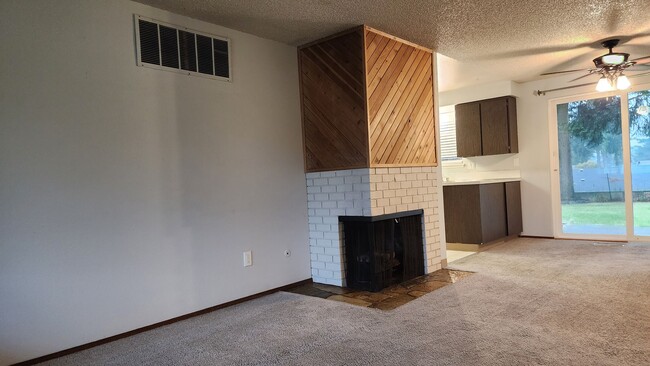 Building Photo - 8609-8611-8611 Onyx Dr SW