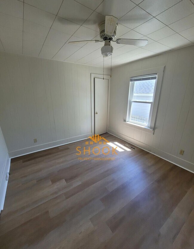 Building Photo - COZY AND UPDATED HOUSE IN GREAT NEIGHBORHOOD