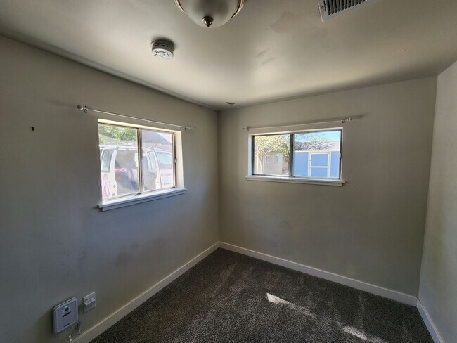 Building Photo - Best Deal - Single Family Home! Large Dog OK!
