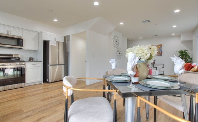 Foto del edificio - Luxury 2 & 4 Bed Townhomes in NoHo!