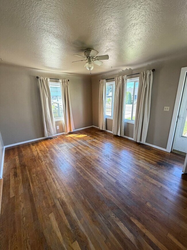 Foto del edificio - 3 Bedroom with Large yard near the Canal!