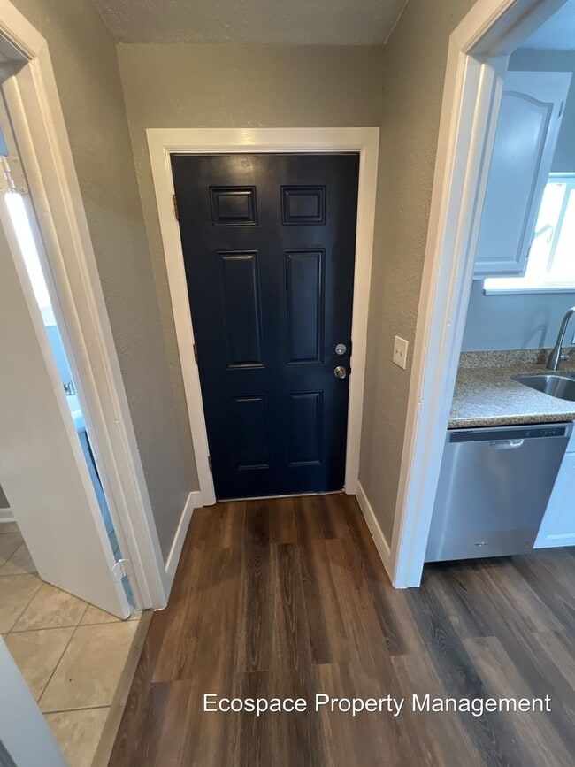 Building Photo - Backside Duplex in Park Hill Available!