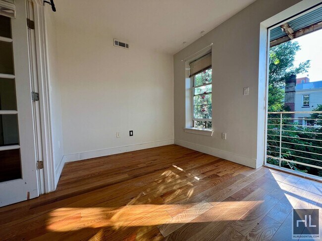 Building Photo - 2BR 1BA w/ Balcony & In Unit Laundry In Bushwick
