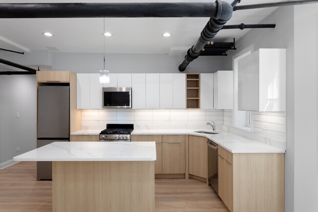 Building Photo - 7389 N Damen Ave