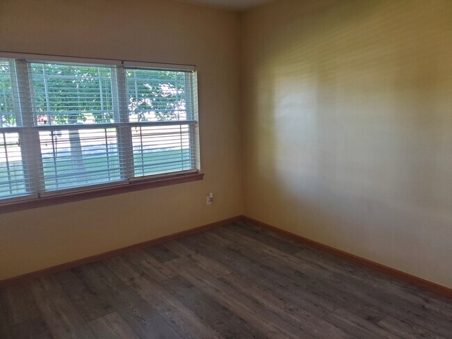 amplia sala de estar - 603 3rd Ave