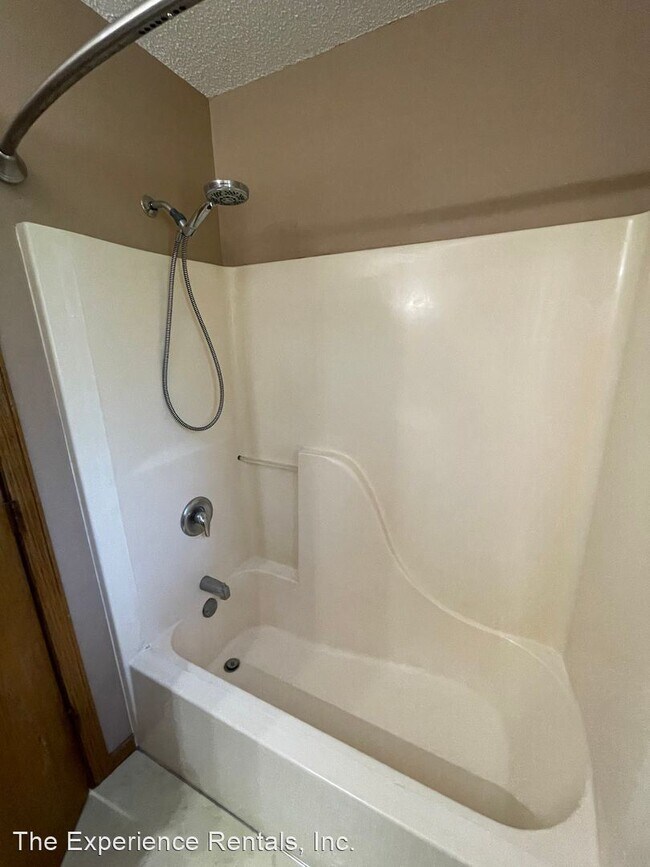 2 Br 1 Bath House 817 W Brookings St House For Rent In Sioux Falls Sd Apartments Com