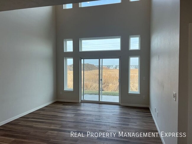Building Photo - 5516 S Huntwood Ave