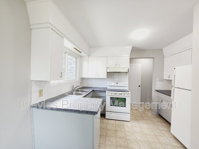 Building Photo - 3913-115A 115a St NW