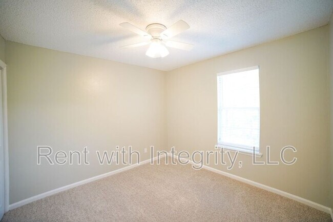Building Photo - 1100 Greentree Ct