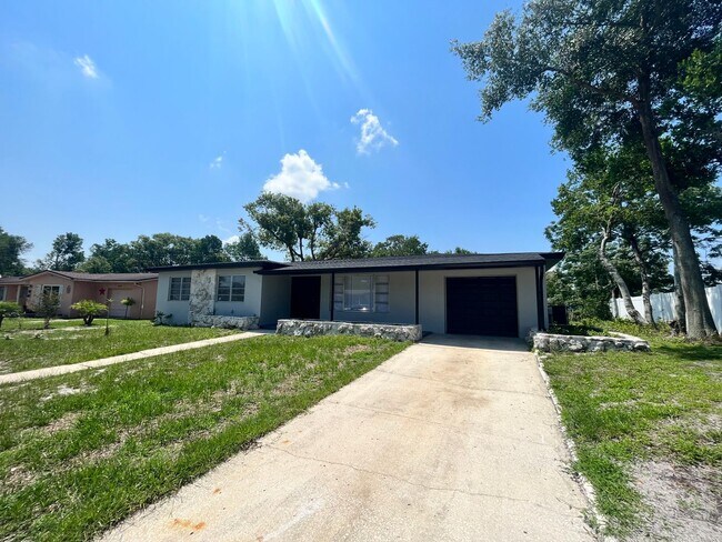 Foto del edificio - Nicely Renovated 3/2 W/GARAGE