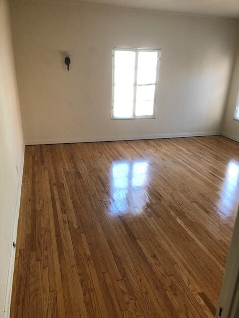 Building Photo - 631 S Cloverdale Ave