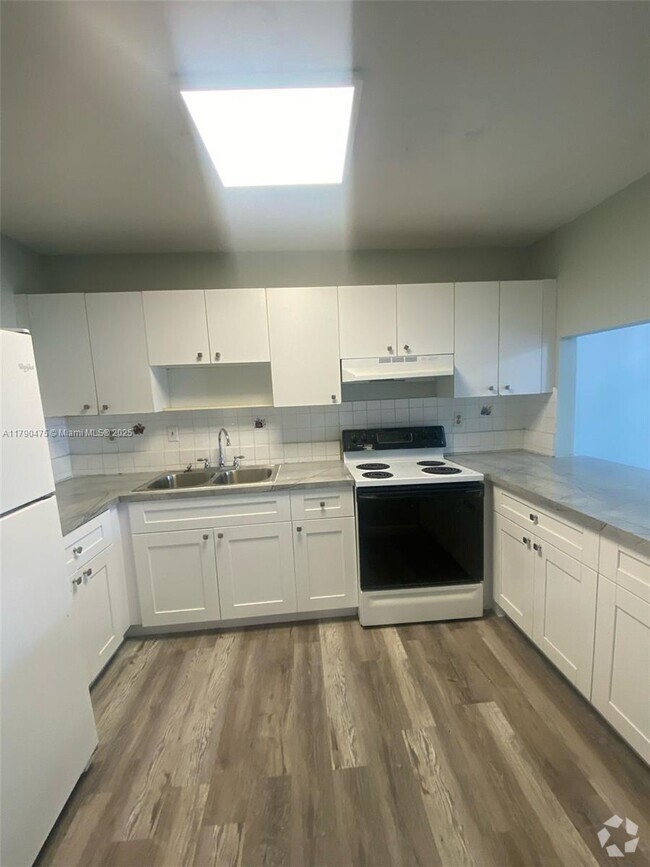 Building Photo - 305 W 68th St