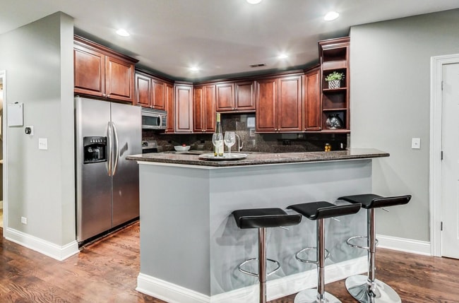 Building Photo - 453 N May St