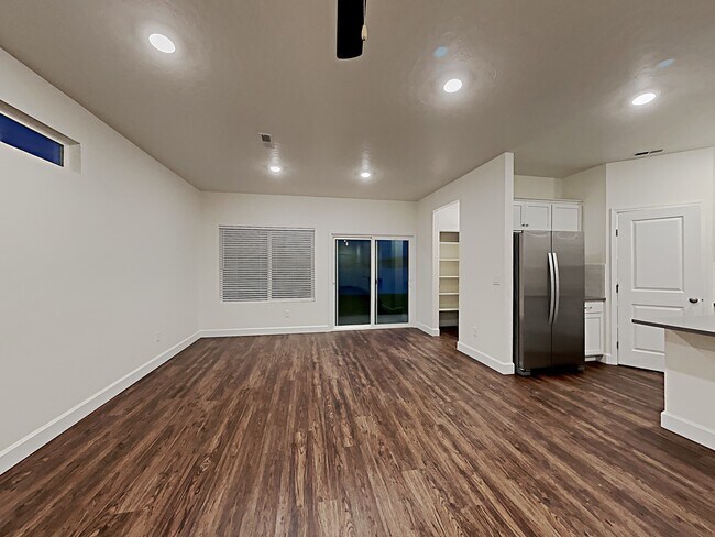 Building Photo - 5112 W Bellevue Street