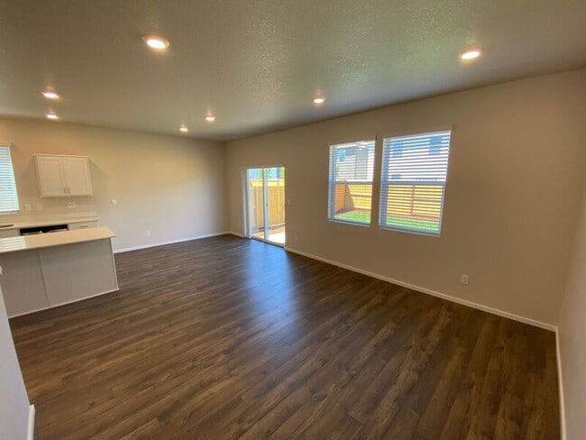 Foto del edificio - 4833 Thyme Ave NE
