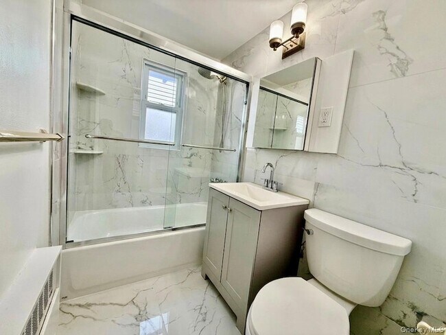 Foto del edificio - 23-48 97th Street Unit 1 FL