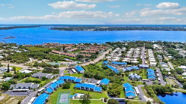 Foto del edificio - 1637 NE Nautical Pl