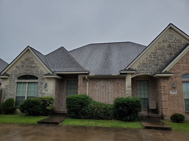 Building Photo - College Station - 3 Bedroom - 3 bath duplex with Fenced in Privacy Yard.
