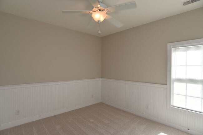 Building Photo - Fantastic home Available 8/13